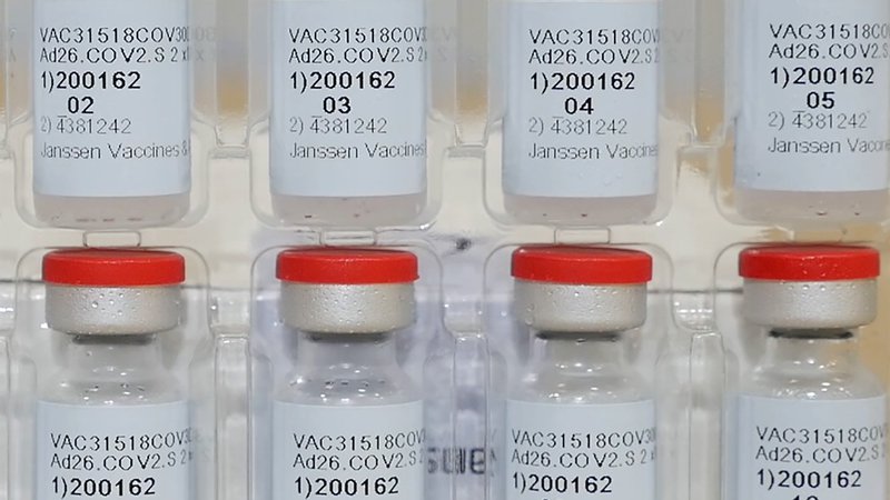 Fotografija: Cepivo proizvajalca Johnson & Johnson ima lahko nevarne stranske učinke. FOTO: Via Reuters
