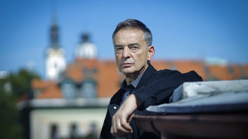 Fotografija: »Tudi izbrana besedila se gibljejo v sferi sarkastičnega, včasih ciničnega humorja,« repertoar 2021/2022 komentira Igor Samobor. FOTO: Jože Suhadolnik/Delo