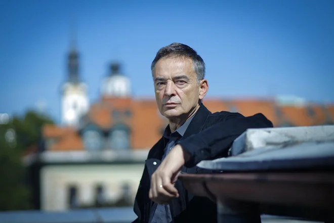 &raquo;Tudi izbrana besedila se gibljejo v sferi sarkastičnega, včasih ciničnega humorja,&laquo; repertoar 2021/2022 komentira Igor Samobor. FOTO: Jože Suhadolnik/Delo
