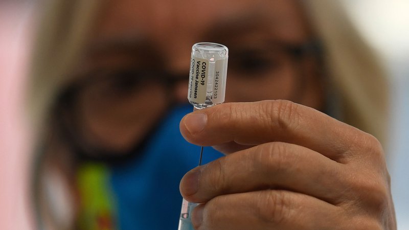 Fotografija: Posvetovalna strokovna skupina za cepljenje pri NIJZ nikoli ni izdala priporočil za cepljenje s cepivoma Janssen in AstraZeneca za starostno skupino od 12 do 17 let. FOTO: Pierre-philippe Marcou/Afp