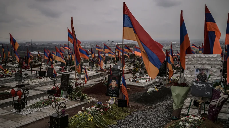 Fotografija: Po mnenju komentatorjev poskušajo najti žrtveno jagnje za lanski vojaški poraz in premiera Nikola Pašinjana oprati krivde. FOTO: Aris Messinis/AFP