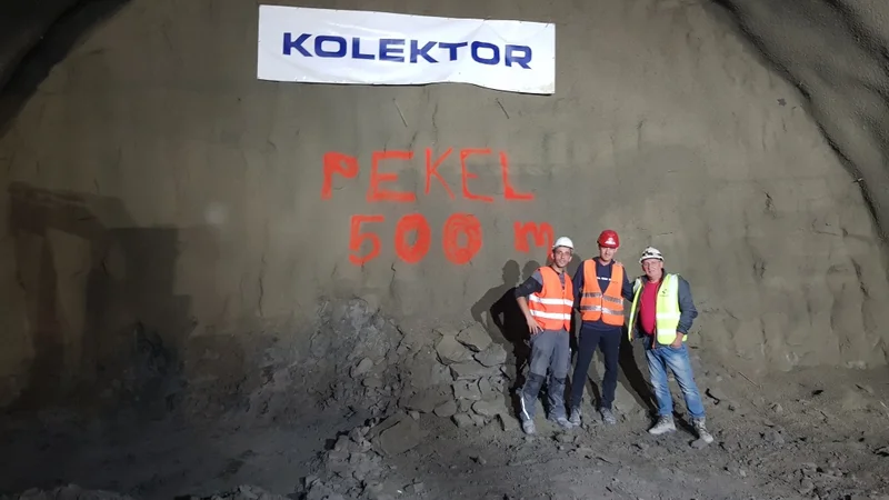 Fotografija: Gradbinci predora Pekel so prebili mejo 500 metrov. FOTO: Kolektor Gradbeništvo