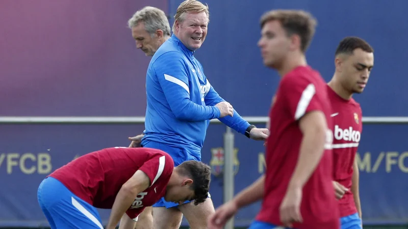 Fotografija: Ronald Koeman čuti podporo igralcev. FOTO: Albert Gea/Reuters