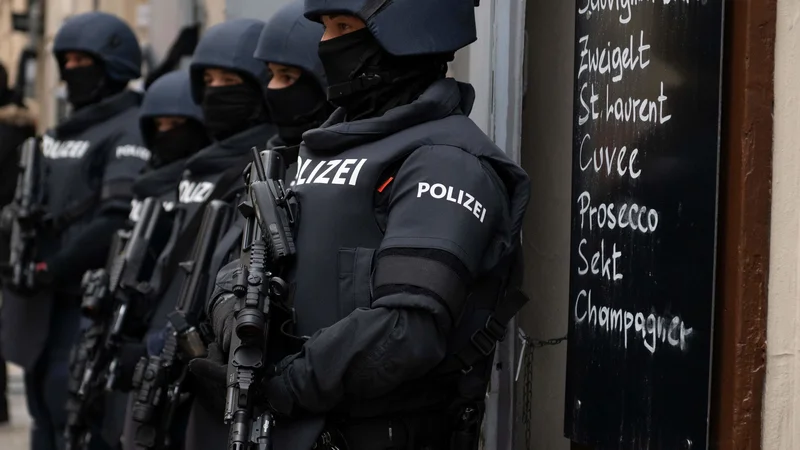 Fotografija: Avstrijsko prestolnico je 2. novembra lani pretresel teroristični napad. Fotografija je simbolična. FOTO: Joe Klamar/Afp