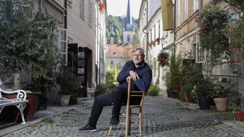 Fotografija: Robert Waltl: »Zanimivo je, da pri nas skoraj nimamo težav pri preverjanju pogoja PCT [preboleli, cepljeni, testirani]. Nedopustno bi bilo, da bi se kdo okužil pri nas. Če so takšna pravila, jih upoštevajmo, samo da lahko končno spet igramo.« FOTO: Leon Vidic