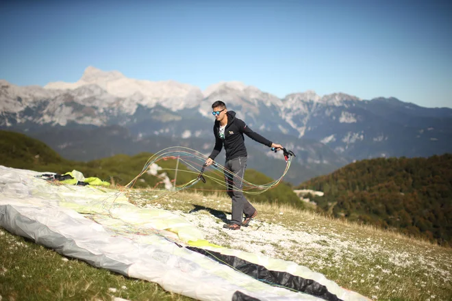 Tandemski polet z jadralnim padalom je izjemno doživetje. Poletite lahko z razgledišča Vogar ali z Vogla, z obeh izhodišč pa se odpira osupljiv razgled na Bohinj in Julijske Alpe, v dobrih razmerah pa vse do morja. FOTO: Jure Eržen