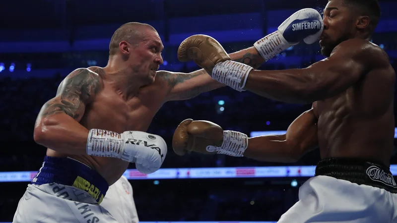 Fotografija: Oleksandr Usik (levo) je bil preprosto prehiter za Anthonyja Joshuo. FOTO: Andrew Couldridge/Reuters