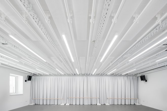 V nasprotju z večino prostorov, ki jih zaznamuje črna barva, je baletna dvorana bela. FOTO: Janez Marolt