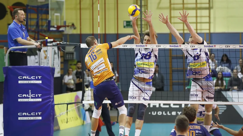 Fotografija: Prizor z lanskega pokalnega obračuna med ljubljanskim ACH Volleyjem in mariborskim Merkurjem. FOTO: Leon Vidic