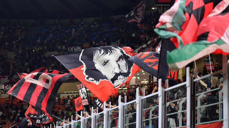 Fotografija: San Siro med zadnjo tekmo AC Milana, ki so jo milanski rdeče-črni odigrali v ligi prvakov proti Atleticu. FOTO: Daniele Mascolo/Reuters