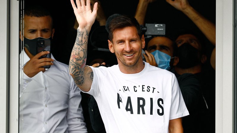 Fotografija: Messi pozdravlja navijače PSG po avgustovskem prihodu v Pariz. FOTO: Sameer Al-Doumy/AFP