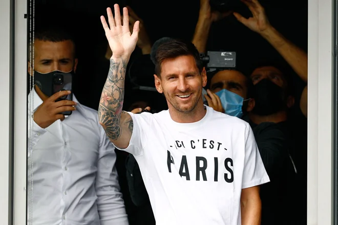 Messi pozdravlja navijače PSG po avgustovskem prihodu v Pariz. FOTO: Sameer Al-Doumy/AFP