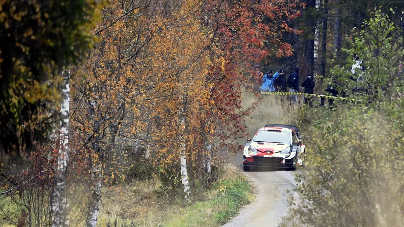 Fotografija: Elfyn Evans s sovoznikom Scottom Martinom med petkovo etapo v Jyväskyläju.FOTO: Jussi Nukari/AFP