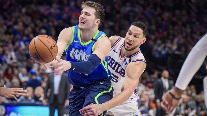 Fotografija: Simmons ustavlja Luko Dončića med lanskim obračunom v ligi NBA. FOTO: Jerome Miron/USA Today Sports