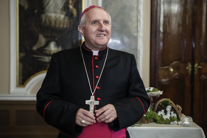 Nadškof Stanislav Zore se je udeležil shoda proti splavu. FOTO: Uroš Hočevar/Delo