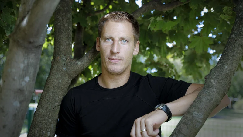 Fotografija: Valter Birsa je pustil velik pečat v slovenskem nogometu. Imel je uspešno klubsko kariero tudi v tujini, kjer je preživel kar petnajst let, od tega eno pri velikanu Milanu. FOTO: Jože Suhadolnik/Delo