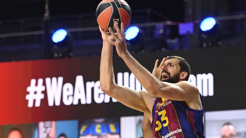 Fotografija: Najbolje plačani košarkar v Evropi Nikola Mirotić ne popušča pri pogajanjih o znižanju plače pri FC Barcelona. FOTO: Ina Fassbender/AFP