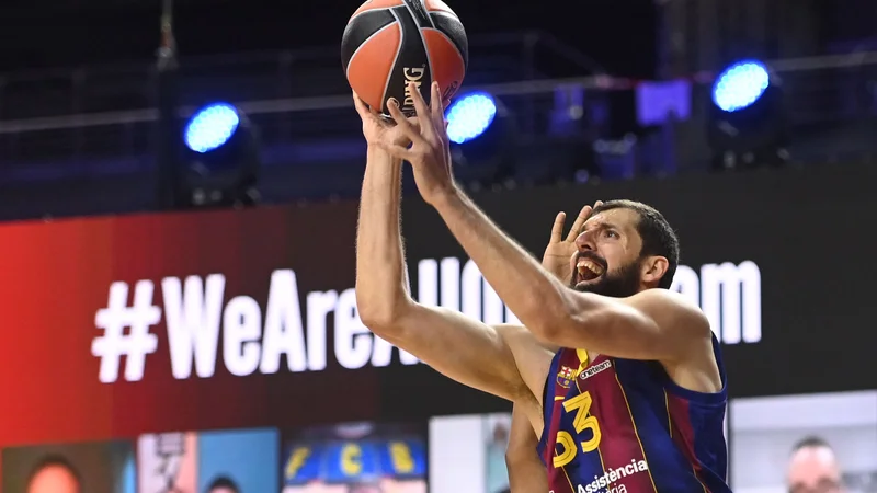 Fotografija: Najbolje plačani košarkar v Evropi Nikola Mirotić ne popušča pri pogajanjih o znižanju plače pri FC Barcelona. FOTO: Ina Fassbender/AFP