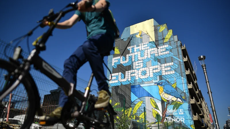 Fotografija: V Bruslju je tudi cestna umetnost v znamenju EU. FOTO: Ben Stansall/AFP