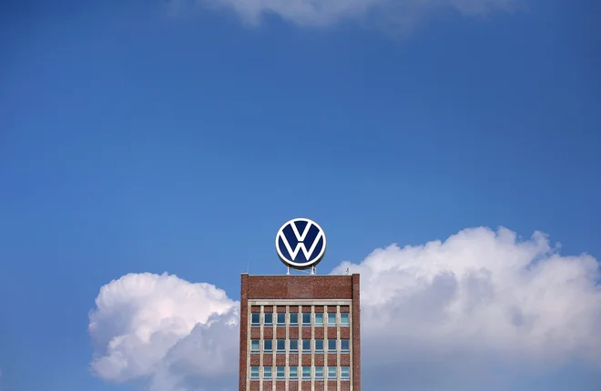 V obratu Volkswagna v Wolfsburgu so predstavniki delavskih združenj v soboto pozvali k pospešitvi proizvodnje električnih avtomobilov. FOTO: Ronny Hartmann/Afp