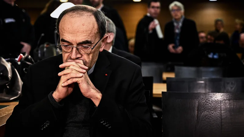 Fotografija: Kardinal Philippe Barbarin leta 2019, ko je moral na sodišče zaradi prikrivanja spolnih zlorab skavtov. FOTO: Jeff Pachoud/Afp