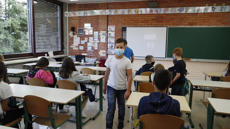 Fotografija: Kjer mehanskega prezračevanja ni mogoče nastaviti na povečan pretok zraka, NIJZ svetuje odpiranje oken na stežaj. FOTO: Leon Vidic