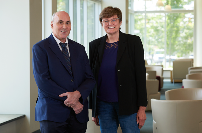 Nagrado za kemijo bi utegnila prejeti znanstvenika Drew Weissman in Katalin Kariko, ki sta razvila tehnologijo mRNA. Foto Arhiv Penn Medicine