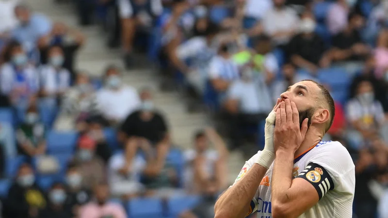 Fotografija: Karim Benzema (na fotografiji) je spet zadel, a tokrat s soigralci ni uspel uprizoriti čudežnega preobrata. FOTO: Lluis Gene/AFP