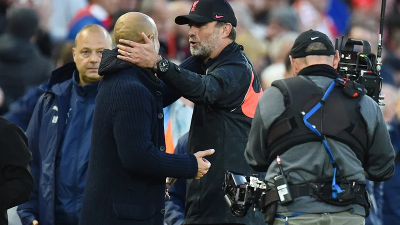 Fotografija: Pep Guardiola in Jürgen Klopp sta se objela po zadnjem sodnikovem žvižgu. FOTO: Peter Powell/Reuters
