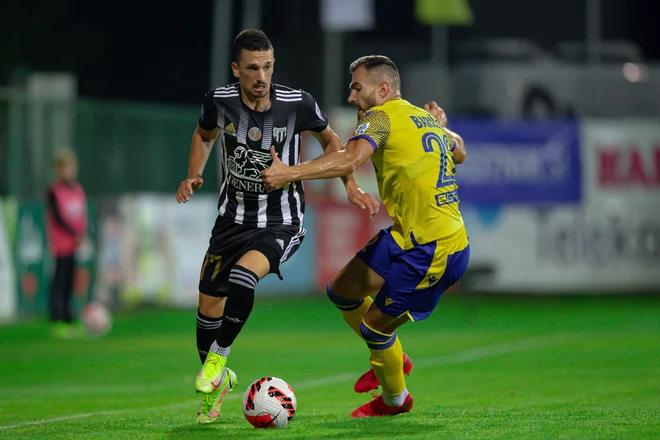 Maks Barišić (desno) je najboljši igralec dosedanjega dela prvenstva in tudi prvi strelec s sedmimi goli. FOTO: Mediaspeed