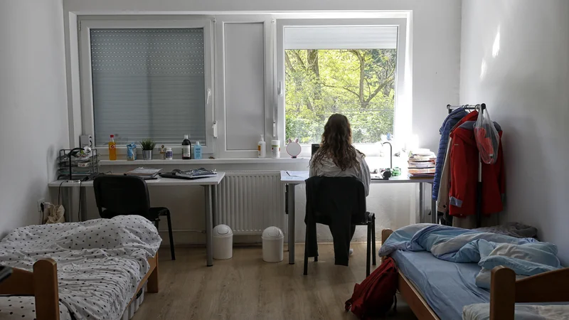 Fotografija: Naj se študentov ne glede na stanje epidemije ne izseljuje več iz študentskih domov, je le ena izmed najbolj nujnih in kratkoročnih zahtev študentskih inciativ. FOTO: Blaž Samec/Delo