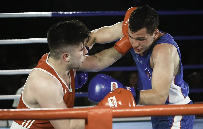 Edin Sejdinović (levo) si je priboksal naslov državnega prvaka v polsrednji kategoriji. FOTO: Jože Suhadolnik/Delo