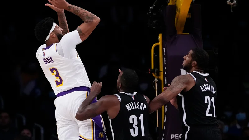 Fotografija: Na prvi pripravljalni tekmi zvezdniških moštev v NBA LA Lakers in Brooklyna je od najboljših košarkarjev igral le Anthony Davis (levo)  FOTO: Robert Hanashiro/Usa Today Sports