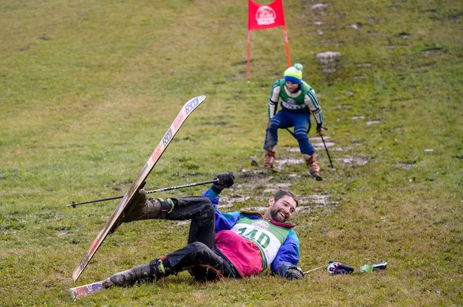 Zeleno smučanje je, kljub kakšnemu padcu v travo ali blato, predvsem zelo zabavno, veseli pa tudi, da je bilo medicinsko osebje ob progi brez dela. FOTO: Milan Tomažin