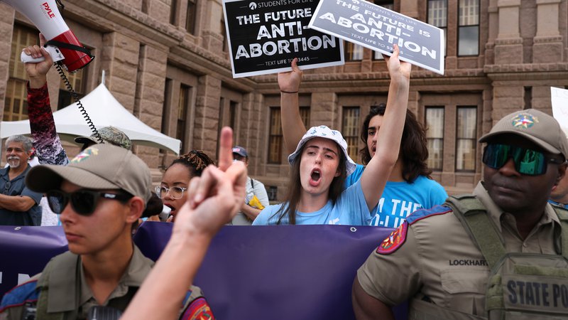 Fotografija: V teksaškem Austinu so organizirali Marš žensk po tem, ko je ameriška zvezna država Teksas uvedla skoraj popolno prepoved splava in dostopa do zdravil, ki povzročajo splav. V nekem trenutku se jim je zoperstavila skupina, ki novi zakon o prepovedi splava podpira. FOTO: Evelyn Hockstein/Reuters