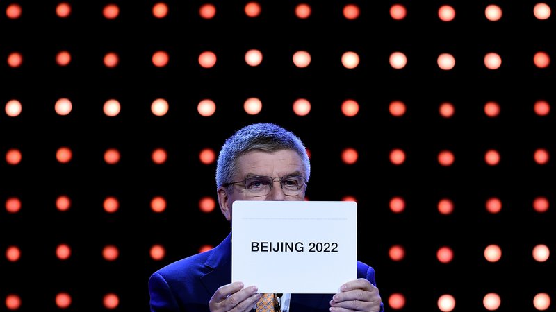 Fotografija: Thomas Bach med razglasitvijo imena organizatorja zimskih olimpijskih iger 2022. FOTO: Manan Vatsyayana/AFP
