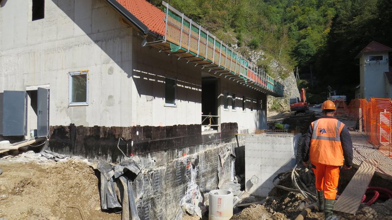 Fotografija: Objekt za pripravo pitne vode so zgradili ob cesti proti spodnji postaji žičnice na Krvavec. FOTO: Bojan Rajšek/Delo