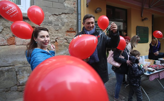 Sprehod z rdečimi baloni v Mariboru leta 2019, s katerim zaznamujemo dneve redkih bolezni. FOTO: Tadej Regent/Delo