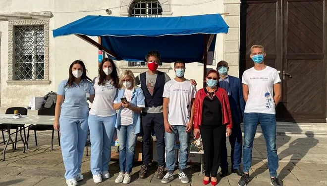 Mobilna cepilna enota koprskega zdravstvenega doma in NIJZ z Mariom Fafanglom. FOTO: Ministrstvo za zdravje/Twitter