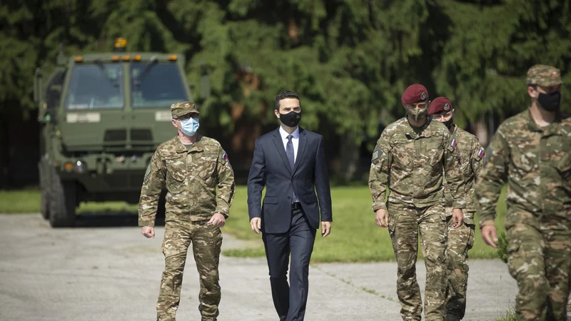 Fotografija: Po predlogu resolucije, ki so jo pripravili v obrambnem resorju Mateja Tonina, nadaljnji razvoj vojske temelji na projekciji postopnega doseganja dvoodstotnega deleža BDP za obrambo najpozneje do leta 2035. FOTO: Jure Eržen/Delo