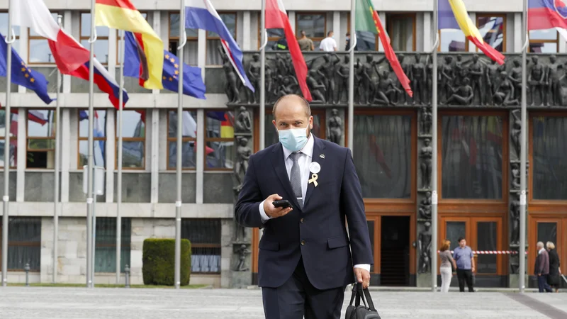 Fotografija: Pogoj PCT ohranja družbo odprto, je poudaril minister za zdravje Janez Poklukar. FOTO: Matej Družnik/Delo