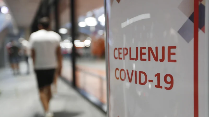 Fotografija: EMA odločitev glede tega, ali širša populacija potrebuje tretji odmerek cepiv, prepušča državam članicam EU. FOTO: Leon Vidic/Delo