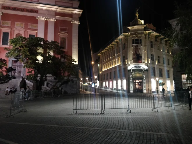Po centru Ljubljane so že postavljene ograje. FOTO: Delo