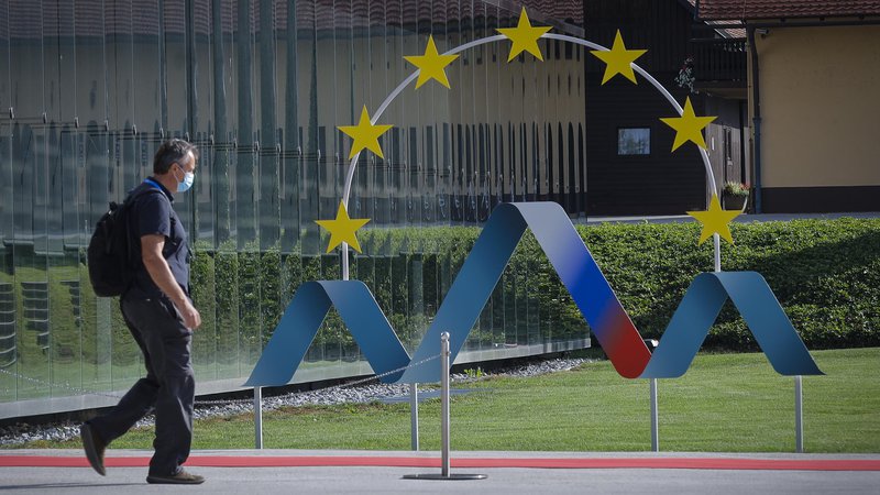 Fotografija: Na Brdu pri Kranju je vse pripravljeno za srečanje voditeljev EU.
FOTO: Jože Suhadolnik/Delo