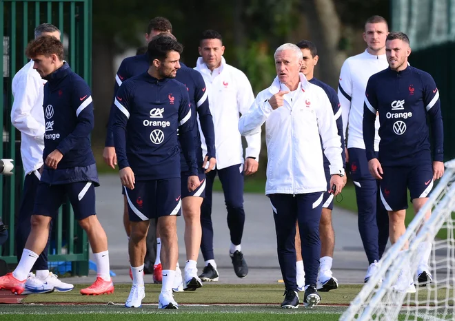 Francoski selektor Didier Deschamps (desno v belem) bo imel na voljo odlično zasedbo. FOTO: Franck Fife/AFP