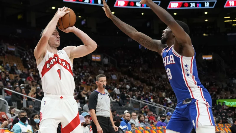 Fotografija: Goran Dragić (levo v majici Toronta) se počasi pripravlja na štart nove sezone lige NBA. FOTO: Mark Blinch/AFP