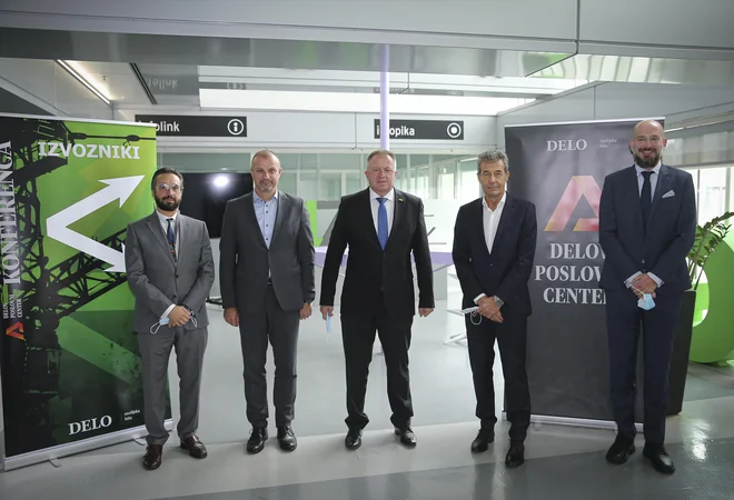 Na fotografiji (z leve proti desni): Tine Kračun, direktor ISR, Aleš Cantarutti, generalni direktor GZS, minister za gospodarstvo Zdravko Počivalšek, Stojan Petrič, direktor medijske hiše Delo, in Jure Stojan (ISR). FOTO: Jože Suhadolnik/Delo