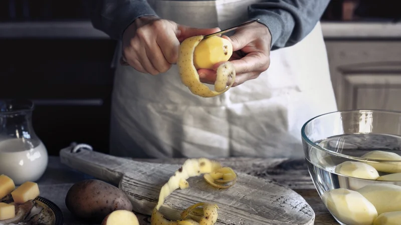 Fotografija: Krompirjeva koža vsebuje vlakna in na tone hranil, kot so vitamini B in C, kalij, kalcij in železo. FOTO: Shutterstock
