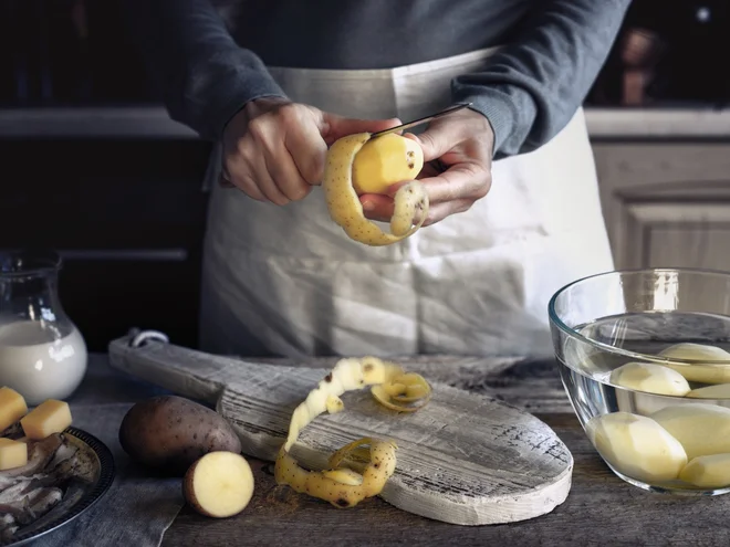 Krompirjeva koža vsebuje vlakna in na tone hranil, kot so vitamini B in C, kalij, kalcij in železo. FOTO: Shutterstock