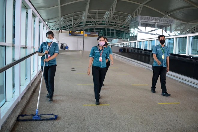 Na mednarodnem letališču na Baliju se pripravljajo na sprejem tujih turistov. FOTO: Sonny Tumbelaka/AFP